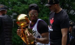 Koszulka Kyle’a Lowry’ego wycofała się z gry 10 stycznia w Toronto w meczu przeciwko Sixers