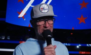 Świeżo na emeryturze spiker Sixers wreszcie powraca na kolejny sezon!