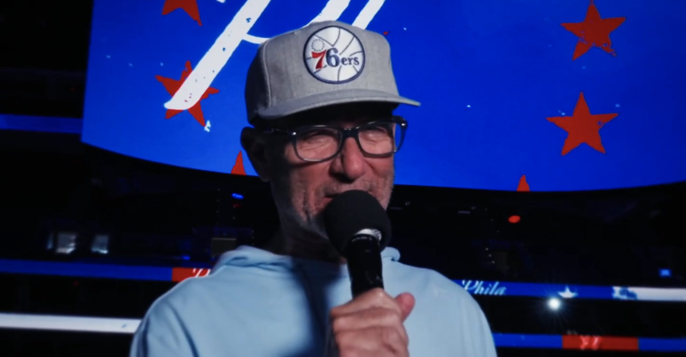 Świeżo na emeryturze spiker Sixers wreszcie powraca na kolejny sezon!
