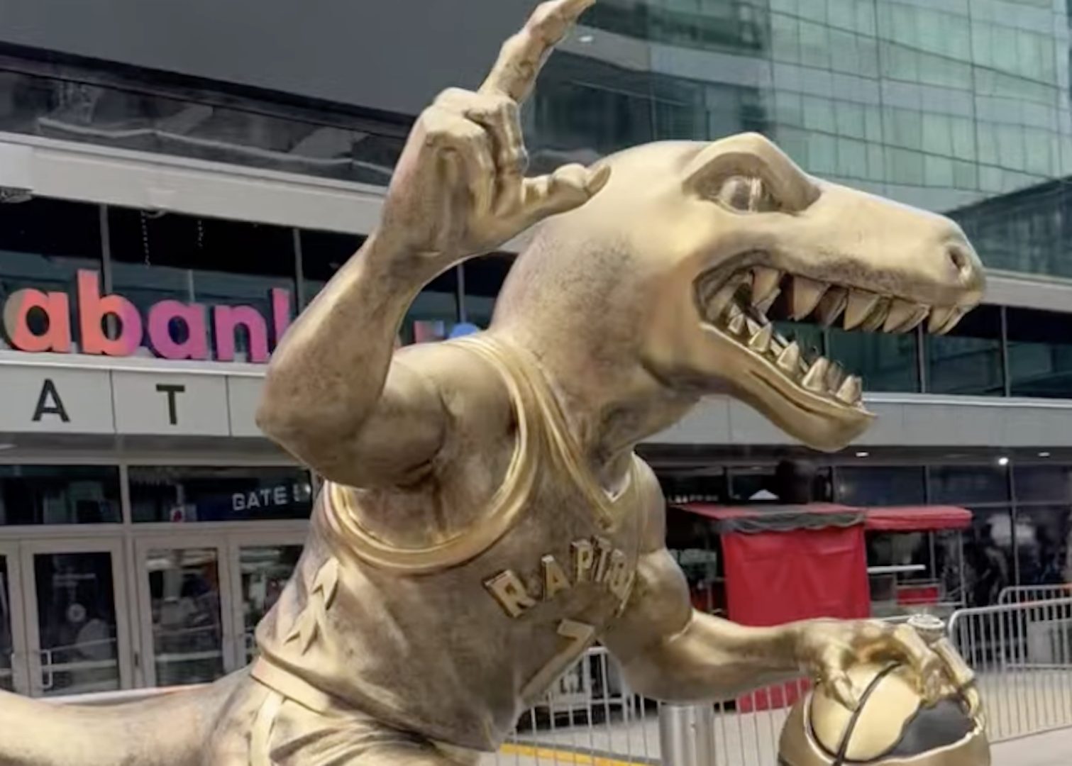 Toronto Raptors: Kyle Lowry otrzymał „posąg” w kształcie dinozaura