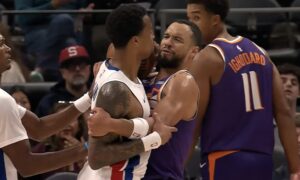 Dillon Brooks, pierwsza walka po pięciu minutach gry…