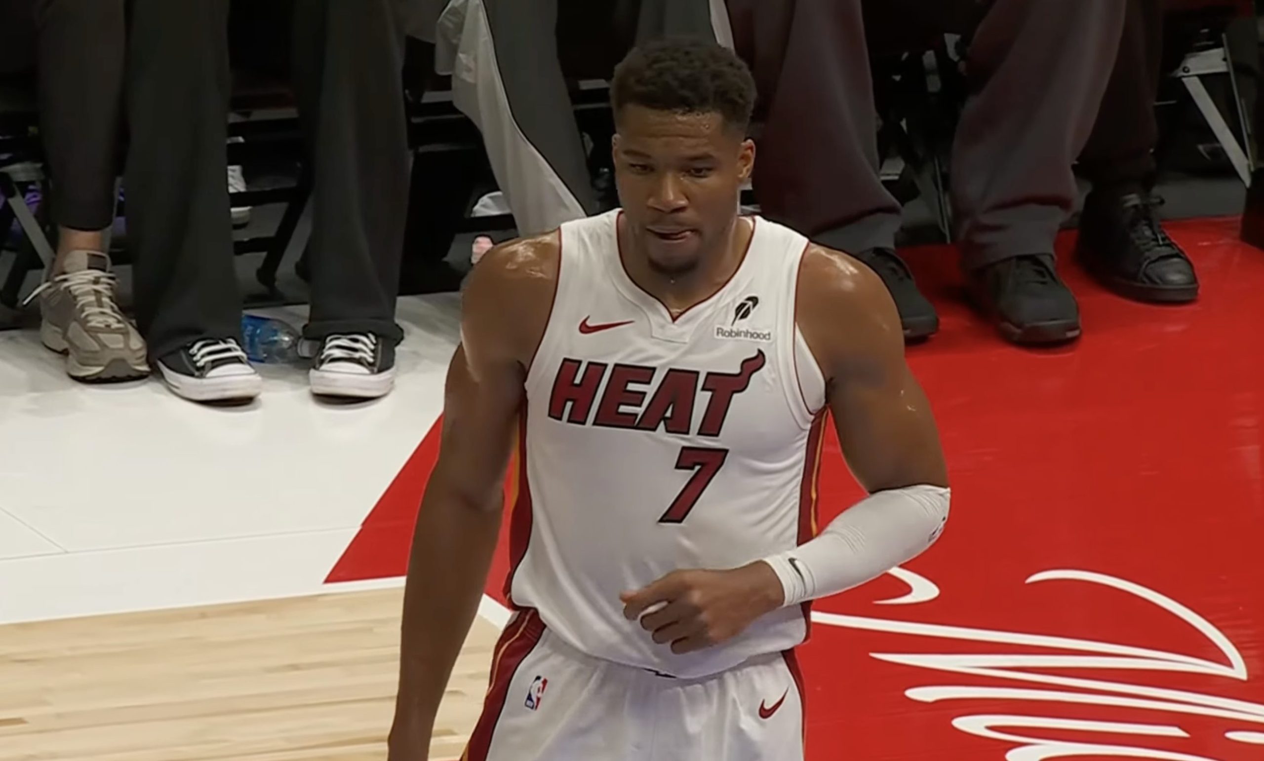 Giannis Antetokounmpo debiutuje w Heat: 9 punktów i 7 asyst w jednej połowie