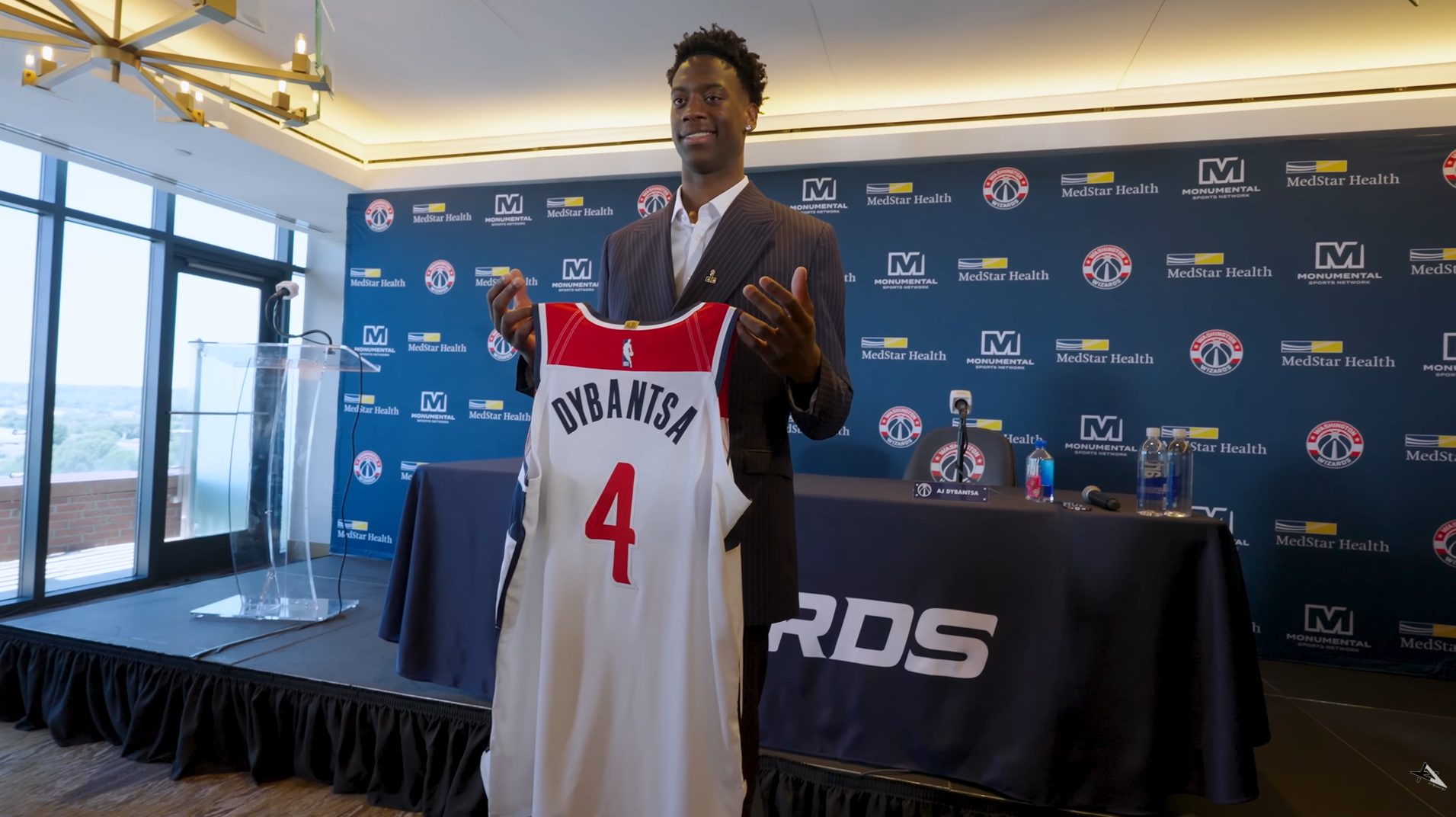 Kiedy Bub Carrington publicznie przyznaje, że Wizards walczyli o AJ Dybantsę…