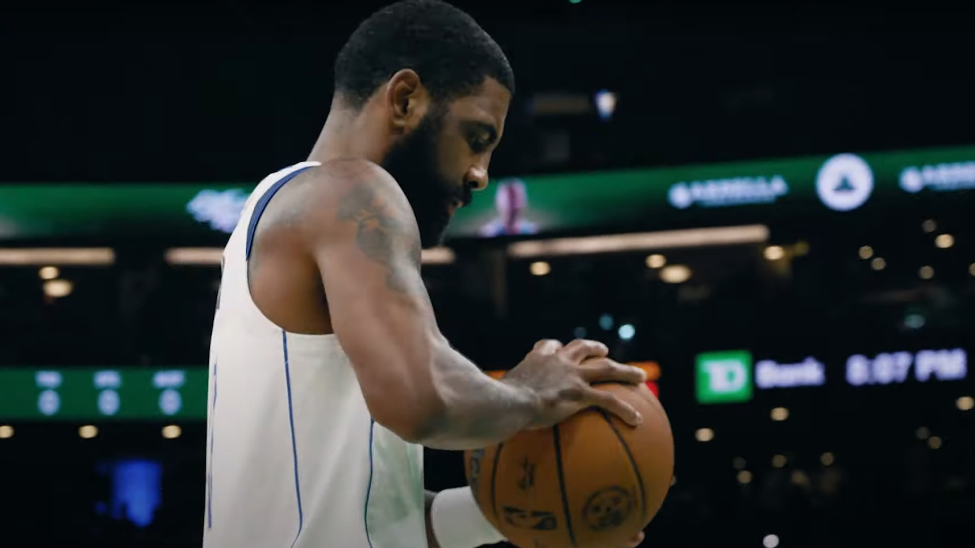 Pomiędzy powrotem po kontuzji a plotkami transferowymi, który sezon Kyrie Irvinga w Dallas?